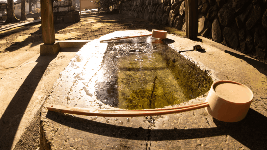 お手水がカチカチに凍っていました