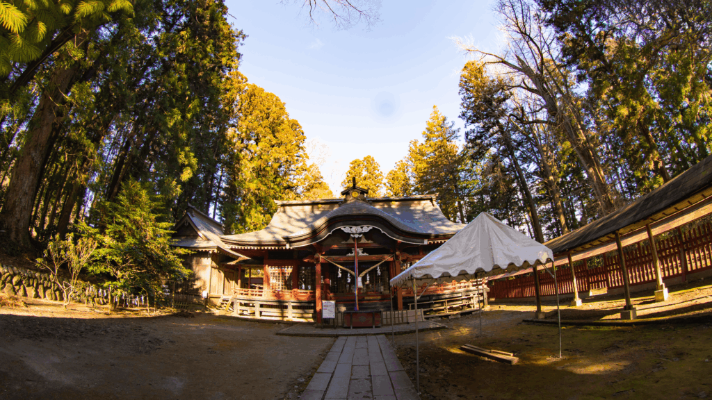拝殿前には祭事用のテントが残る