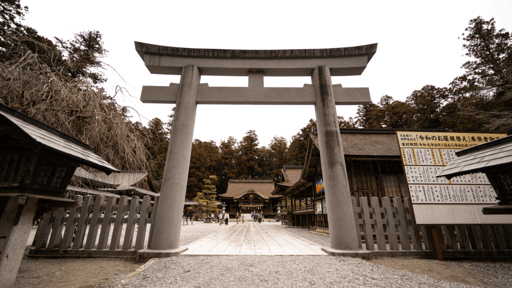 背中を押され、拝殿へ伺う