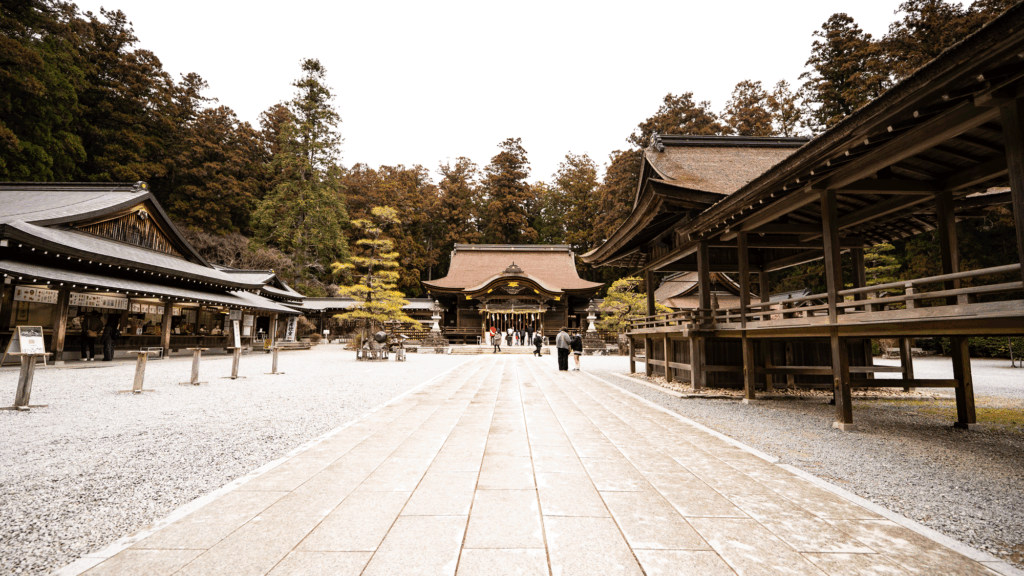 歴史を感じさせる拝殿